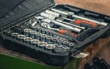 Alet takımı: tornavida, anahtarlar. İçinde çeşitli aletler, anahtarlar ve tornavidalar olan bir kutu. Araçlar o kadar düzenli ki ihtiyacınız olan şeyi bulmak çok kolay. Çok farklı eklentiler.