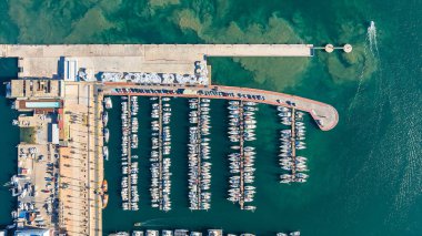Cartagena Limanı, İspanya. İspanya 'nın Cartagena kentindeki deniz limanının en iyi hava manzarası, yolcu gemileri ve küçük teknelerin demirlediği yer. Tatil, seyahat, konsept.