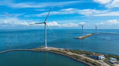 Bulutlu gökyüzünün altındaki yel değirmenlerinin drone görüntüsü. Hollanda 'da. Sürdürülebilir kalkınma, yenilenebilir enerji, elektrik üretiminde yeni teknolojiler. Rüzgar santrali.