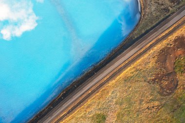 Mavi Myvatn Gölü 'nün bir kısmının insansız hava aracı görüntüsü. Kuzeydoğu İzlanda. Jeotermal alan. Turizm. Üst görünüm.
