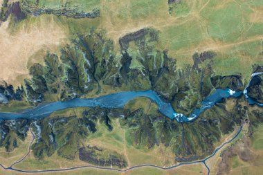 İzlanda 'daki Fjadgljufur nehir kanyonu. Güneydoğu İzlanda 'daki Fjadrargljufur Kanyonu' nun 100 metre derinliği ve 2 km uzunluğundaki en üst manzarası. İlginç turistik yerler konsepti.