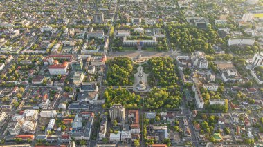 Moldova, Chisinau 'nun insansız hava aracı görüntüsü. Chisinau şehir merkezinde Katedral ve Çan Kulesi var. Moldova Zafer Anıtı ve Hükümet Meydanı, Büyük Ulusal Meclis. Yerleşim alanları.
