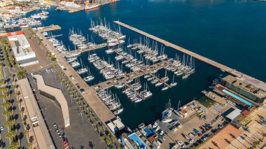 Cartagena Limanı, İspanya. İspanya 'nın Cartagena kentindeki liman kentinde yolcu gemileri ve küçük teknelerin demirlediği yan hava manzarası. Tatil, seyahat, konsept.