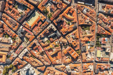İspanya Valladolid 'in havadan görünüşü, kırmızı kiremitli çatıları, geleneksel İspanyol mimarisi ve pitoresk şehir planlama ile tarihi şehir merkezini gözler önüne seriyor..