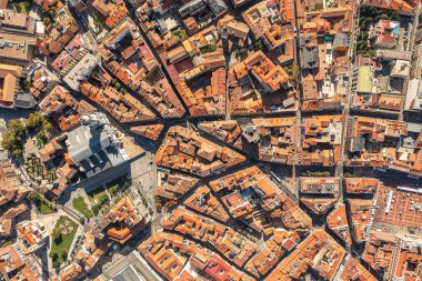 İspanya Valladolid 'in havadan görünüşü, kırmızı kiremitli çatıları, geleneksel İspanyol mimarisi ve pitoresk şehir planlama ile tarihi şehir merkezini gözler önüne seriyor..