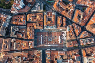İspanya Valladolid 'in Dron manzarası, tarihi mimarisi, kırmızı çatıları ve farklı kentsel şebeke desenli pitoresk şehir manzarası.