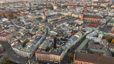 St. Mary Bazilikası ile Krakow Eski Şehir Meydanı 'nın havadan görünüşü ve güneşli sabah ışığında tarihi Avrupa mimarisi. Turizm ve seyahat.