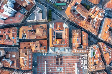 İspanya Valladolid 'in havadan görünüşü, kırmızı kiremitli çatıları, geleneksel İspanyol mimarisi ve pitoresk şehir planlama ile tarihi şehir merkezini gözler önüne seriyor..