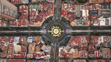 Alicante 'nin dairesel plazasının ve etrafındaki renkli binaların havadan görünüşü şehrin canlı şehir planlarını yukarıdan gösteriyor..