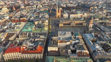 St. Mary Bazilikası ile Krakow Eski Şehir Meydanı 'nın havadan görünüşü ve güneşli sabah ışığında tarihi Avrupa mimarisi. Turizm ve seyahat.