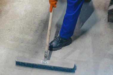 Yerleri paspasla temizleyen işçiler, temizlik aletlerine ve bacaklara odaklan. Ev ortamında temizlik, hijyen, bakım ve günlük temizlik hizmetleri kavramı.