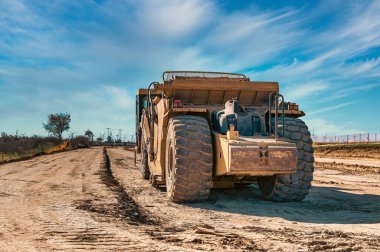 İnşaat sahasında toprağı sıkıştıran, modern altyapı ve ticari karayolu projeleri için dayanıklılık, istikrar ve yüksek performanslı çözümler sunan bir paten..