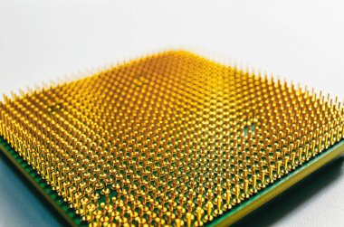 İşlemci altın broşlar yakın plan. Yapay zeka ve veri işleme kavramı