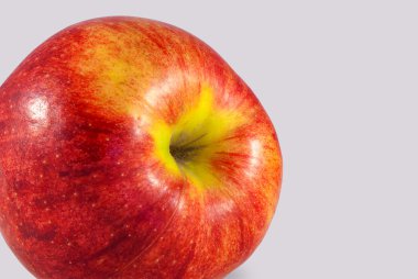 Lezzetli olgun Kırmızı elma, gri arka plan üzerine kapatın. Clippin ile