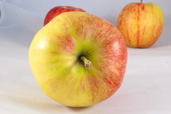 Вкусные спелые красные яблоки, закрыть на белом фоне . — стоковое фото