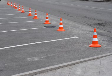 Yolda trafik kullanılan uyarı işareti üzerinde beyaz işareti ve trafik koni ile kapalı araba park yeri