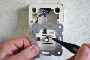 Yüklemesi üzerine kapatın. Nasıl bir Dimmer anahtarı yüklemek için
