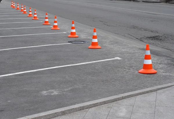 Yolda trafik kullanılan uyarı işareti üzerinde beyaz işareti ve trafik koni ile kapalı araba park yeri