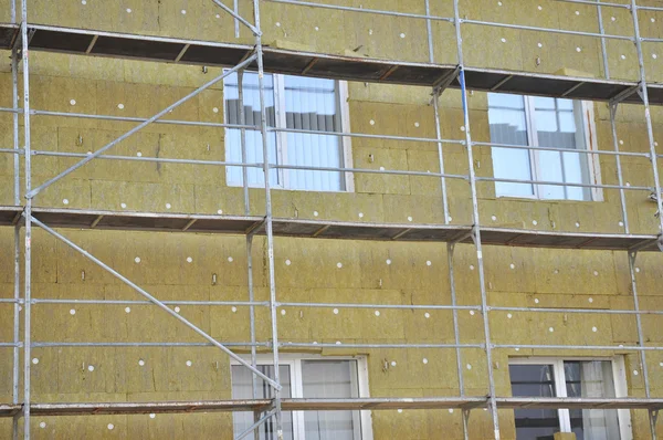 Izolacja termiczna ścian zewnętrznych wełną mineralną w remont domu, budynek w budowie — Zdjęcie stockowe
