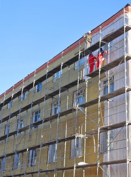 KIEV, UCRANIA - 14 de mayo de 2016: Los constructores reparan el aislamiento térmico de la fachada. Renovación de la pared de la casa de eficiencia energética para ahorrar energía . —  Fotos de Stock
