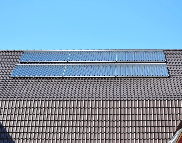 Közelről napelemek. Fűtés, napenergia panelek. — Stock Fotó