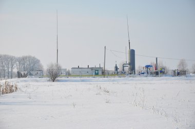 Sibirya'da küçük doğal gaz tesisi. Düşük doğal gaz fiyatları ve doğal gaz güç üretimi altyapı büyüme tüketimi büyüme ana sürücülerdir. Doğalgaz fiyatı Avrupa