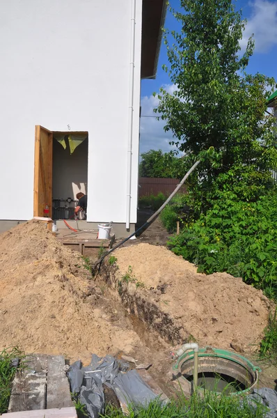 Construcción de casas con constructor Instalación de tuberías de sistema de suministro de agua —  Fotos de Stock