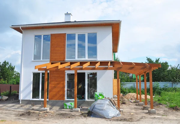 Primer plano en la construcción de una nueva casa con una nueva casa moderna pasiva — Foto de Stock