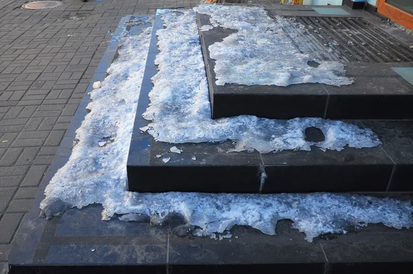 Buz kaplı kaygan merdiven dava üzerinde Kapat.