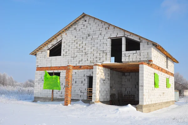 New House building from autoclaved aerated concrete blocks. Winter house construction site. — Stock Image New House building from autoclaved aerated concrete blocks. Winter house construction site. Stock Image