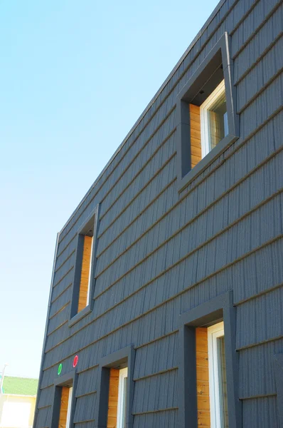 Primer plano en la ventana en la nueva fachada moderna de eficiencia energética de la casa pasiva — Foto de Stock