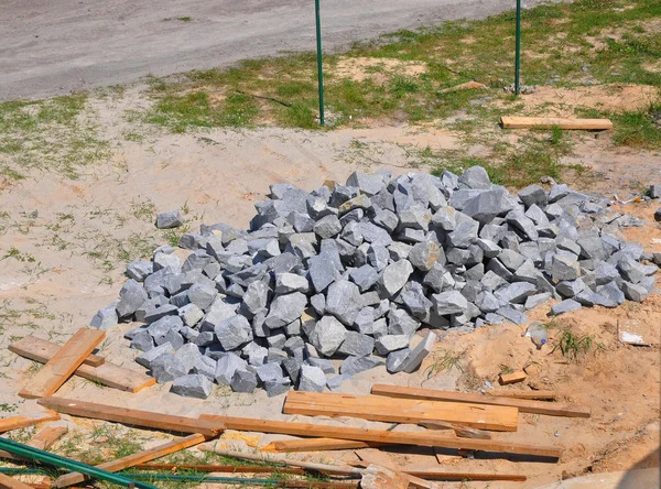 Piedras en el sitio de construcción. Materiales de construcción - Muchas rocas de granito afilado duro . —  Fotos de Stock