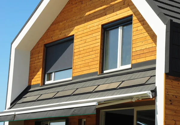 De cerca en la casa persianas protección solar exterior. Ventanas en la nueva fachada moderna de la casa pasiva Pared de madera con persianas cerradas y abiertas al aire libre. Protección contra el sol y el calor —  Fotos de Stock