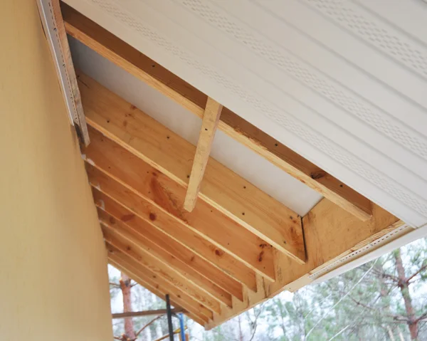 Fechar a construção do telhado. Soffit e Fascia Instalação — Fotografia de Stock