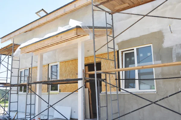 Construção da Casa Rural com Beirados, Janelas, Portão, Fachada Fixação, Isolamento, Reboco e Pintura Casa Exterior Parede . — Fotografia de Stock