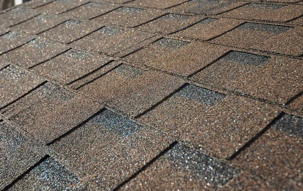 Feche no telhado de telhas de asfalto marrom. Construção de telhados Exterior . — Fotografia de Stock