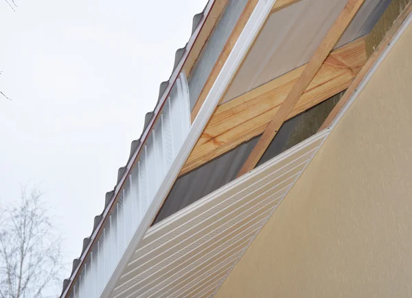 Soffit e Fascia Instalação. Construção de telhados . — Fotografia de Stock