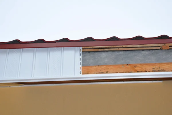 Närbild på bjälklaget och Fascia Installation. Nya hus tak konstruktion. — Stockfoto