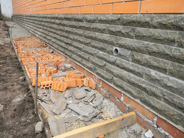 Construcción de cimentación impermeabilización. Construyendo casa nueva . —  Fotos de Stock
