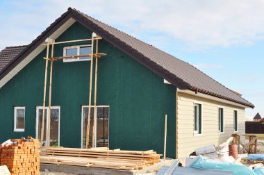 Plastik kaplama ve yalıtım membran üzerinde ev dış duvar yapı yeni evle. Ev yapımı