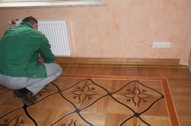 Tamirci kurulumu süpürgelik meşe ahşap zemin kurulu. Ahşap çıta onarım ile döşeme. Parke döşeme.