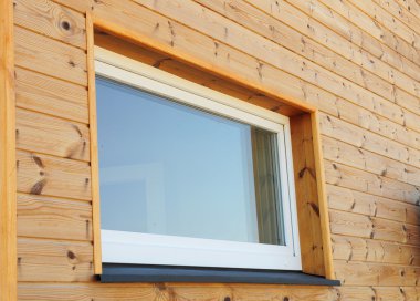 Plastik Pvc Pencere yeni Modern pasif ahşap ev cephe duvar üzerine kapatın. PVC pencere vardır enerji verimliliğinde bir numara.