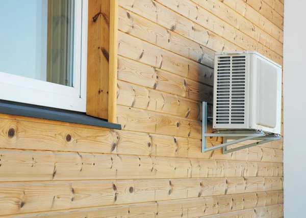 Air conditioning systeem op buitenkant huis muur. — Stockfoto
