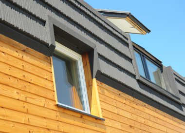 Modern inşaat çatı ve tepe, tavan, Dormers ve çatı pencereleri yeni ev inşa. 