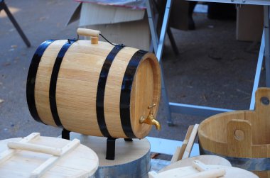 Şarap yol kenarı piyasada yeni varil.  