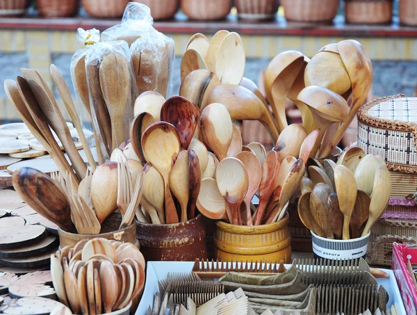Mooie houten lepels. Te koop in een straatmarkt. — Stockfoto