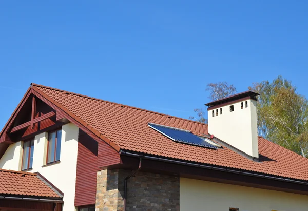 에너지 효율 새 패시브 하우스 건물 개념 외관입니다. 아늑한 야외 진공 태양 물 패널 난방, 태양 전지 패널, 스카이 라이트와 지붕 집. — 스톡 사진