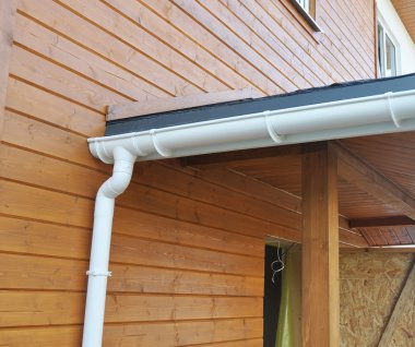 Yağmur için sorunlu alanları su yalıtımı oluk. Yaşamadönüşmesi, dereleri, yaşamadönüşmesi, eriyip plastik ve drenaj. Eriyip Downpipe bağlantı parçaları.