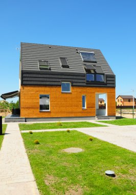 Modern ev dış. Güzel yeni çağdaş ev güneş panelleri, güneş enerjisi, güneş enerjili su ısıtıcı, ışıklıklar açık.