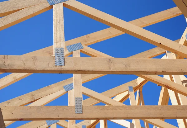 Construction de maisons à ossature de toit en bois. Gros plan sur poutre en bois et chevrons — Photo